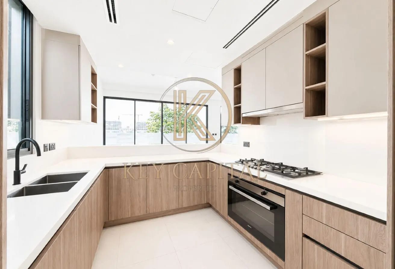 Built-in Kitchen | Genuine Resale | Fast D61 Exit