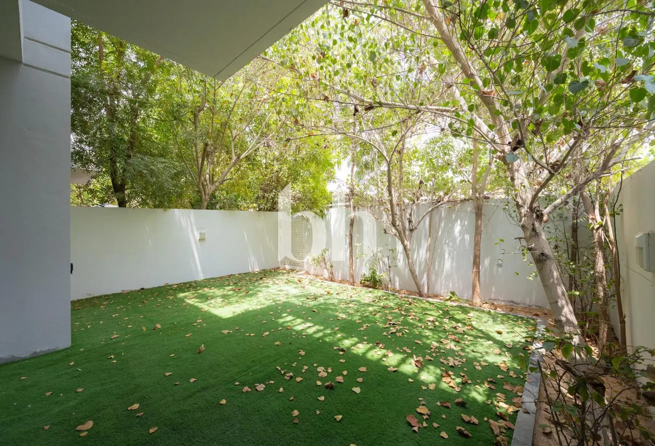 Middle Unit | Vacant | Immaculate | Landscaped