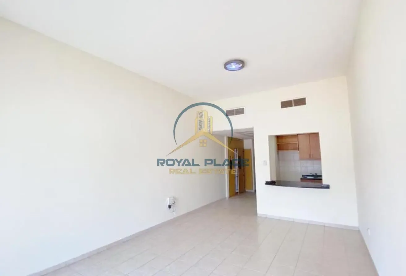 Studio | vacant | spacious | close to metro